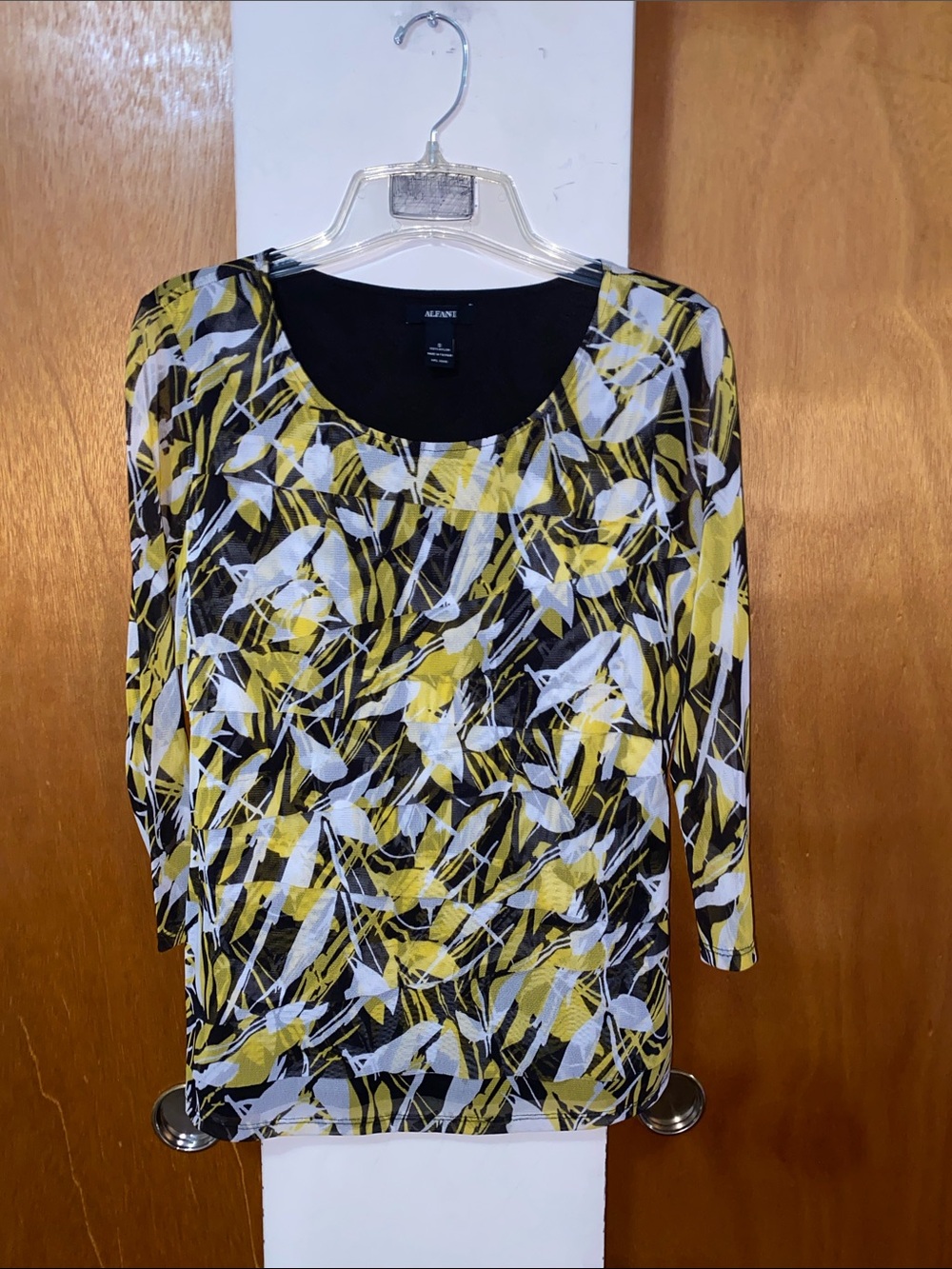 ♣️💛♣️NWOT Alfani Yellow Black White Leaf-Print Scoop Neck Top -3/4 sleeves